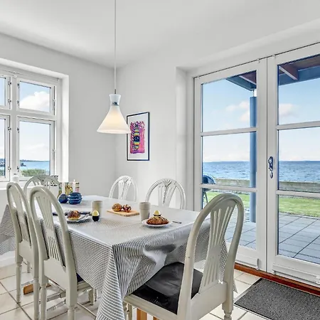 2 Bedroom Beautiful In Nyaraló Tranekær
